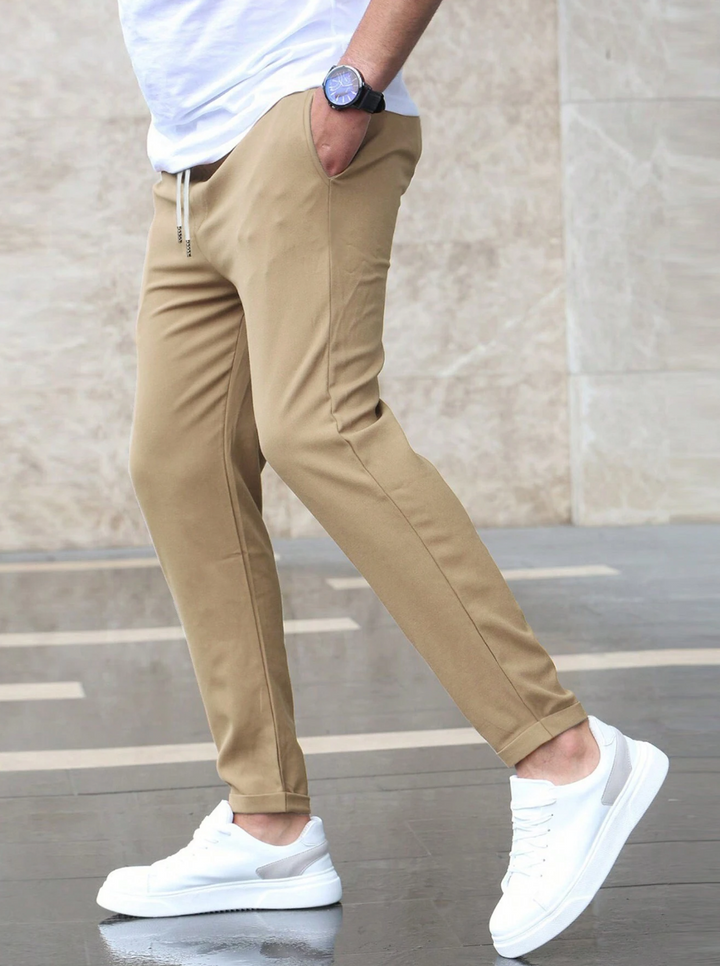 Calça masculina casual Nico, para look descontraído com elegância. Flexível e confortável para o dia a dia.