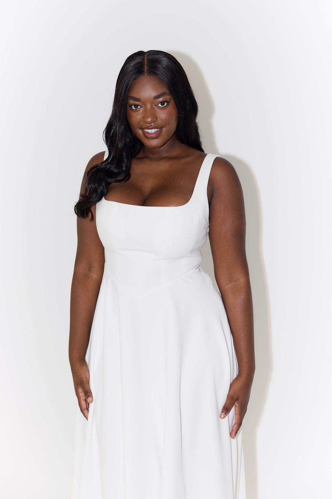 Vestido feminino midi para festa, estilo casual chic, decote quadrado fluido e versátil.