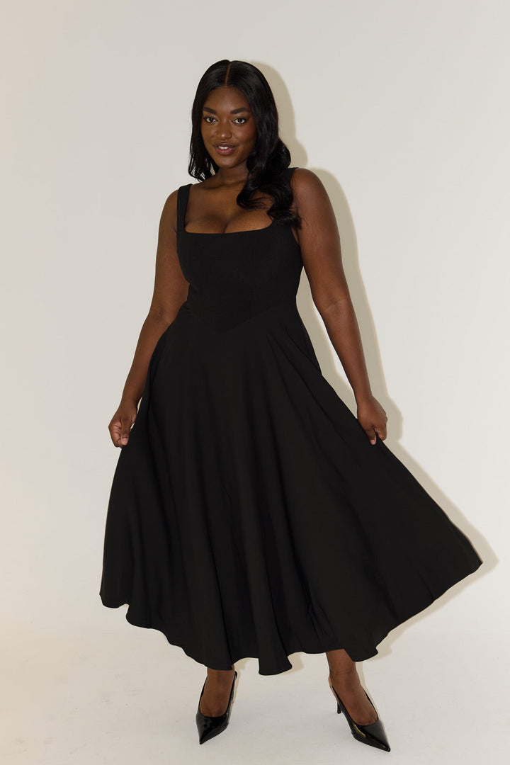 Elegante vestido midi feminino, decote quadrado, corte fluido, ideal para festa e verão.
