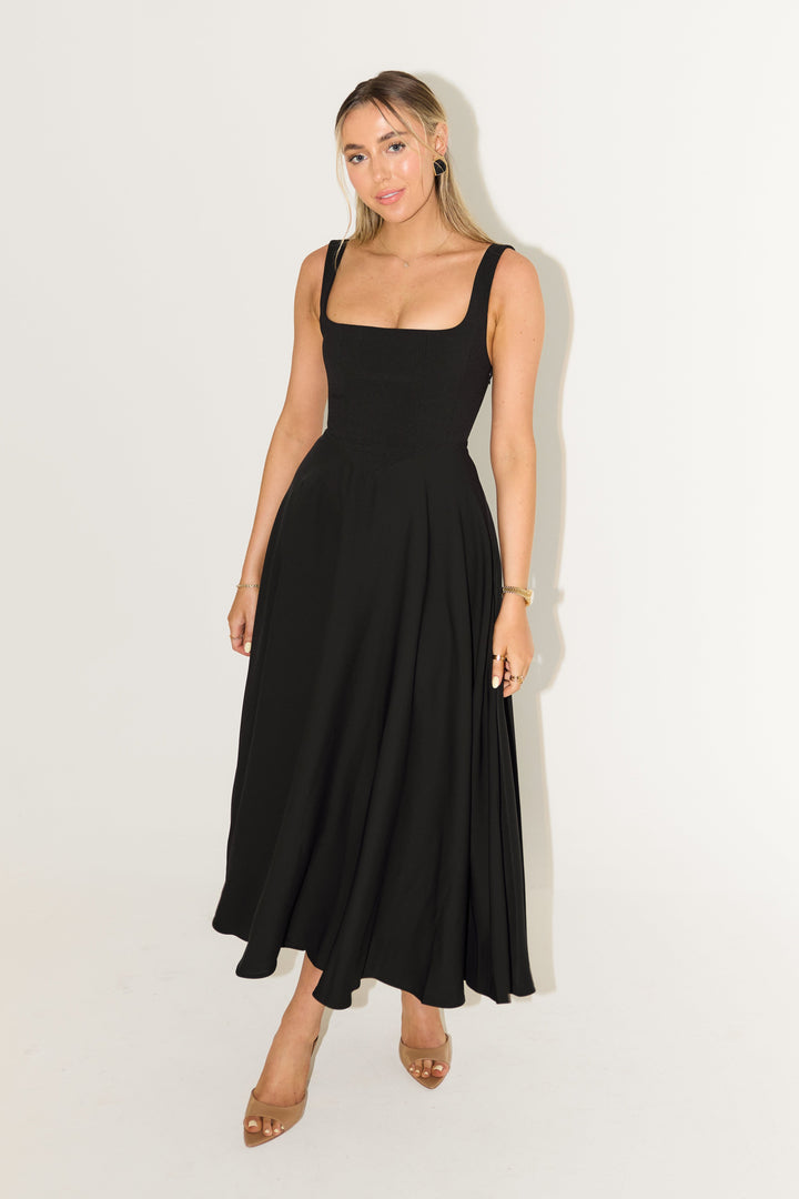 Vestido fluido atemporal feminino, midi, elegante e versátil, ideal para o verão.