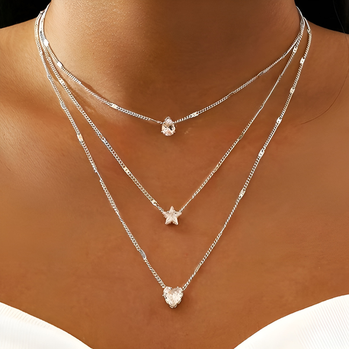 Colar feminino boémio elegante de prata, acessório delicado para um estilo único e versátil. Joia de moda.