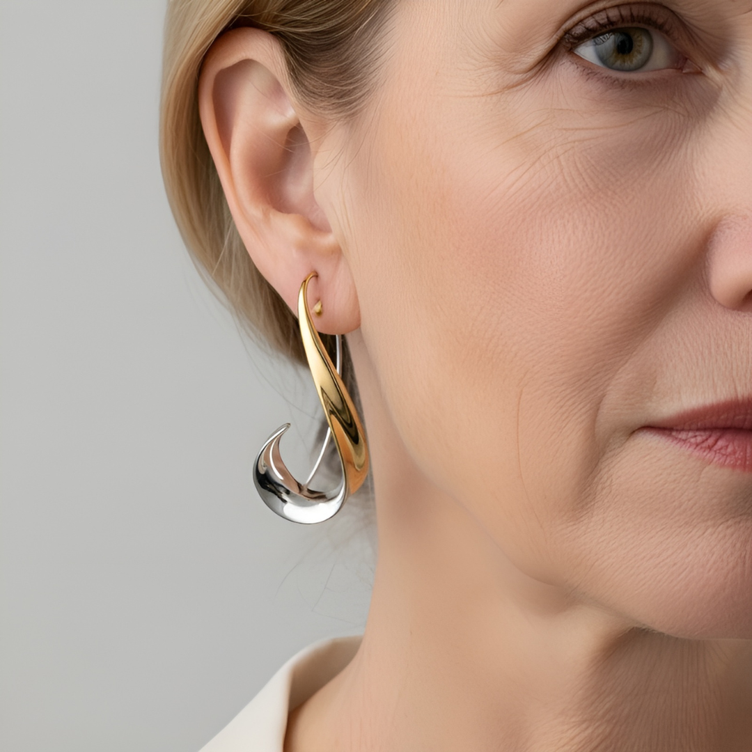 Brincos pendentes femininos modernos bicolor prata e dourado. Acessório elegante e sofisticado para realçar seu estilo.