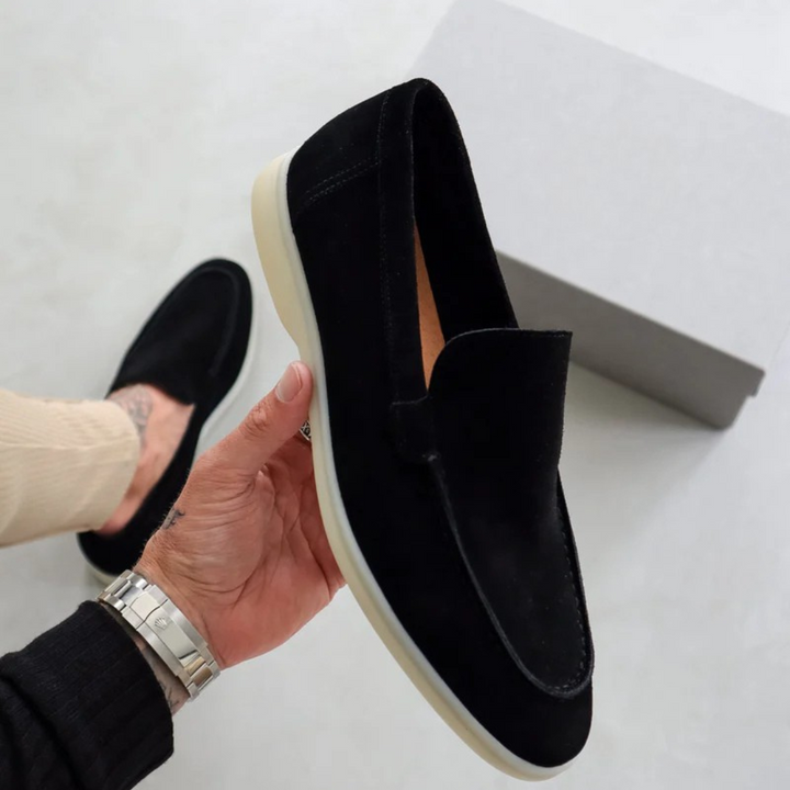 Mocassim masculino clássico e versátil, perfeito para looks elegantes, casuais e sociais.