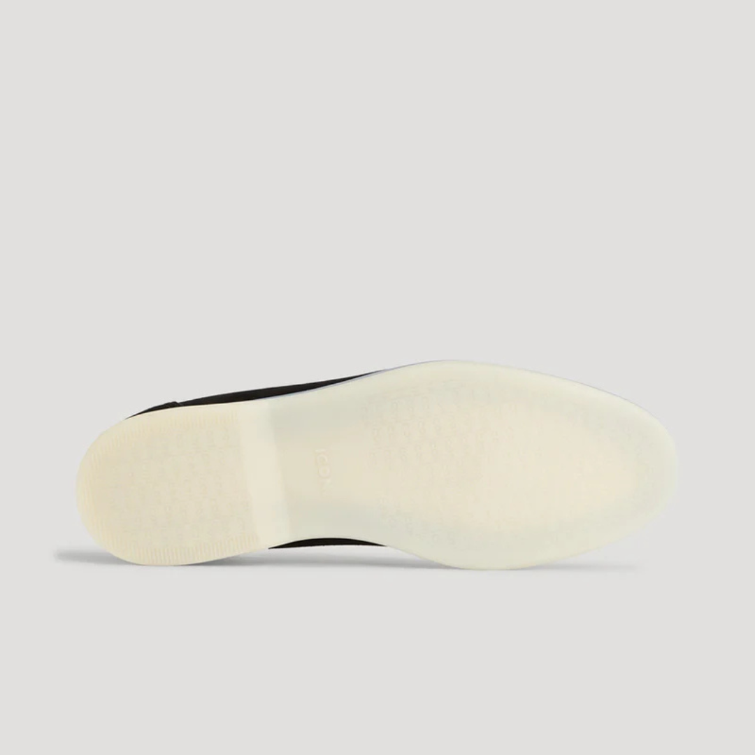 Calçado mocassim masculino para ocasiões sociais, unindo elegância e conforto.