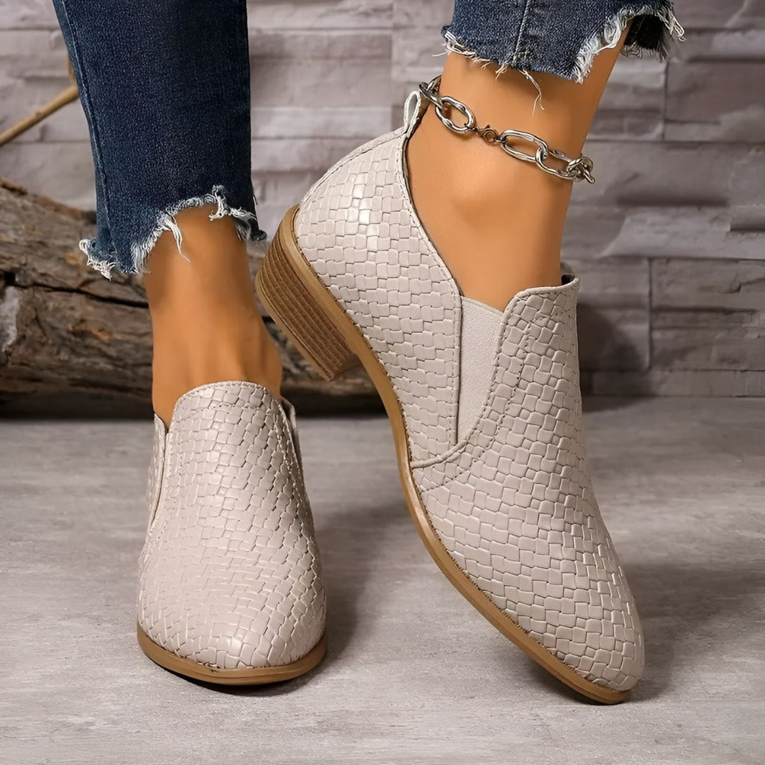 Close-up de sapatos Oxford Alexia femininos pretos, destacando o acabamento elegante e material.