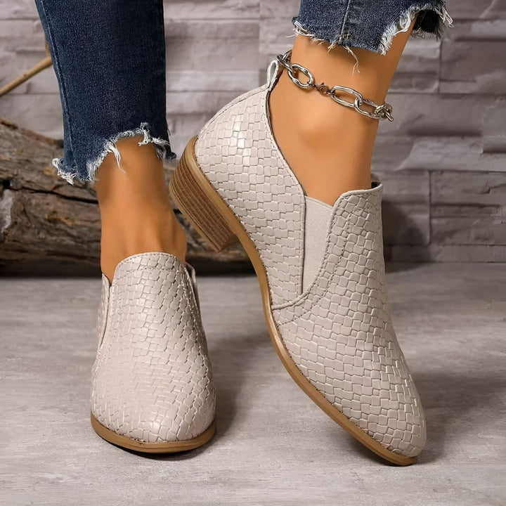 Close-up de sapatos Oxford Alexia femininos pretos, destacando o acabamento elegante e material.