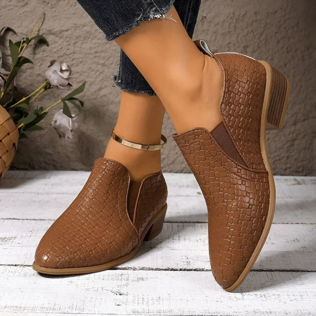 Par de sapatos Oxford Alexia femininos pretos, mostrando design clássico, conforto e versatilidade.