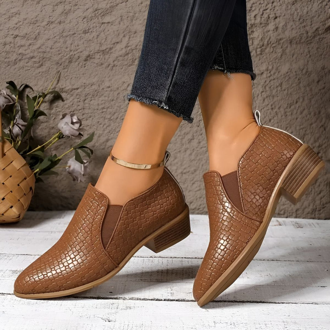 Sapatos Oxford femininos Alexia na cor bege, versáteis para trabalho, eventos casuais e dia a dia.