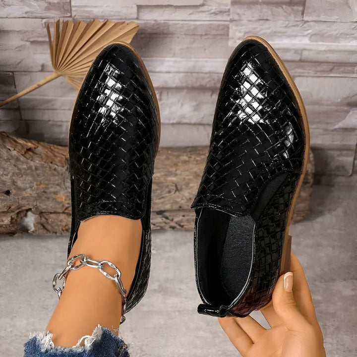 Sapatos Oxford Alexia femininos bege, com design clássico, unem elegância e conforto para seus pés.