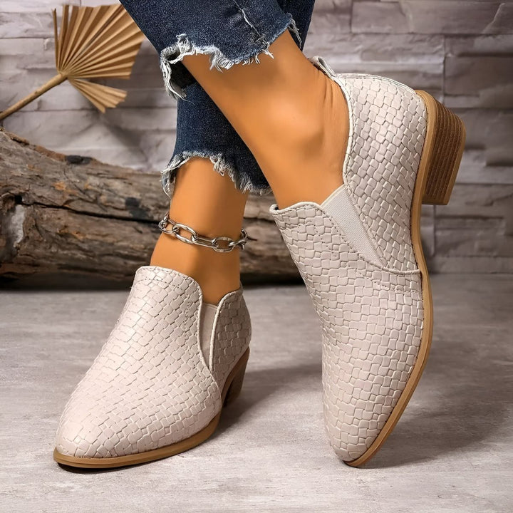 Sapatos Oxford Alexia femininos marrons, ideais para trabalho, combinam conforto e um visual elegante.