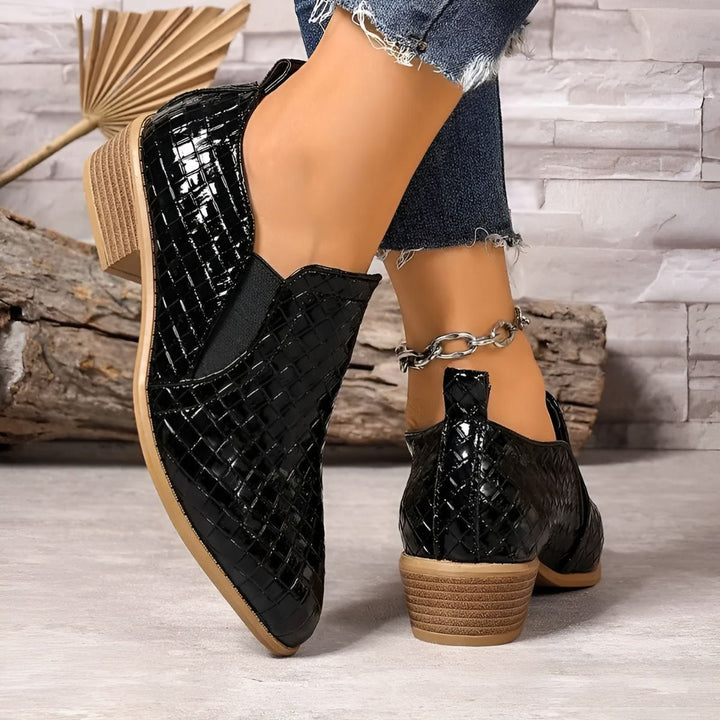 Calçado feminino Oxford Alexia: estilo clássico, elegante e confortável, perfeito para moda consciente.