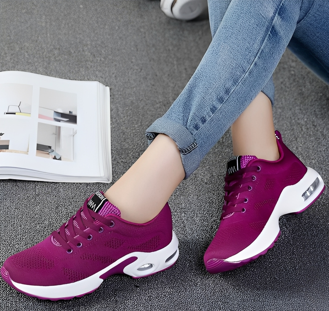 Sapatos femininos modernos em tendência de moda. Calçado confortável e prático para o verão e uso casual diário.
