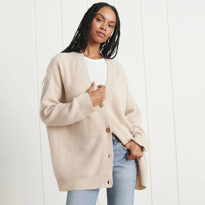 Blazer feminino oversized branco creme, casaco elegante e versátil para moda feminina, perfeito para sobreposição.
