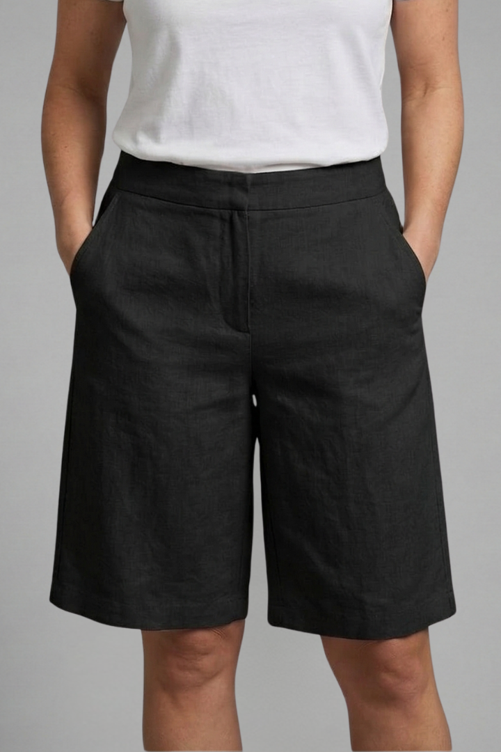 Shorts de verão femininos com ajuste relaxado e cintura alta, ideal para um look casual e confortável em dias quentes.
