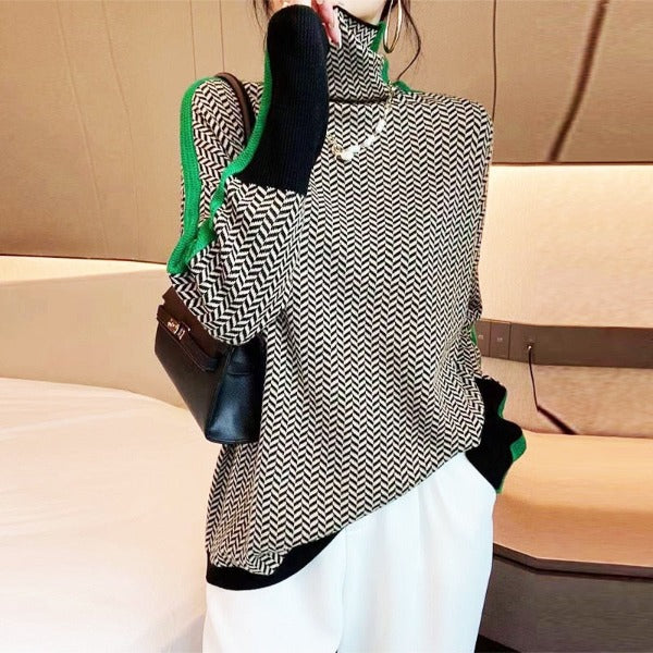 Suéter de inverno feminino com design moderno de listras e gola alta, sinônimo de conforto e elegância.