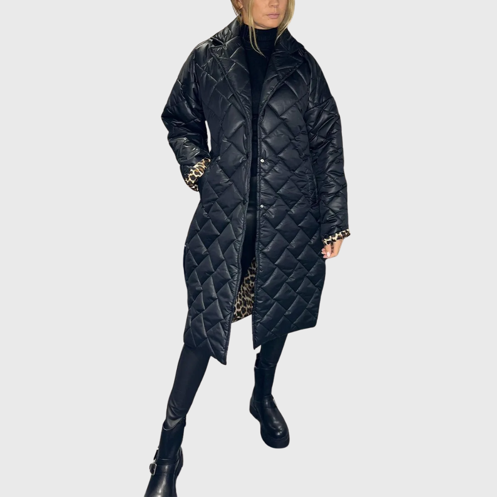 Casaco feminino acolchoado reversível em estampa de oncinha vibrante, ideal para moda inverno e looks elegantes.