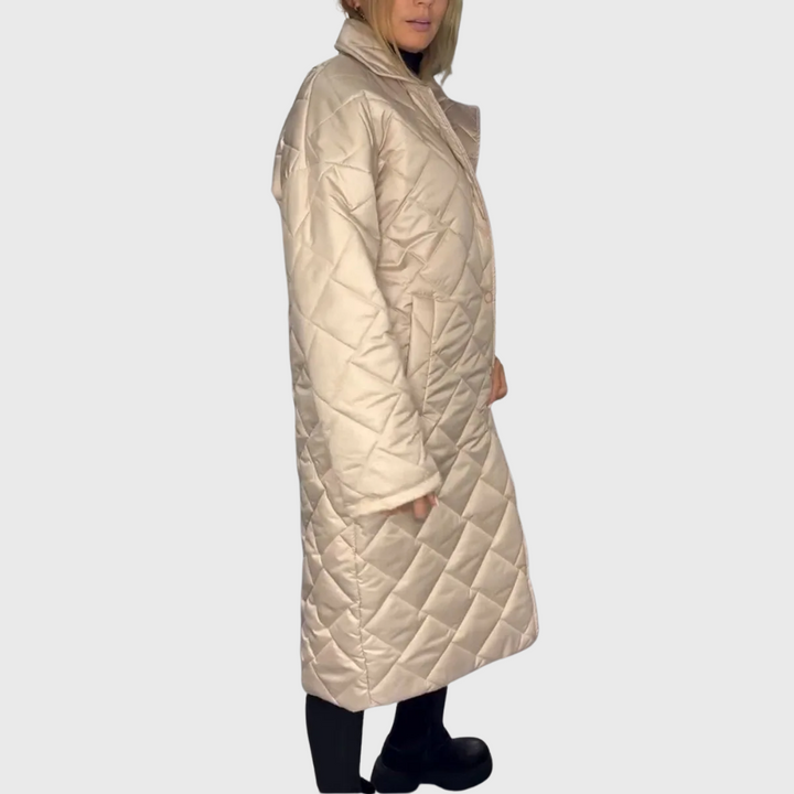 Roupa feminina de inverno: casaco acolchoado reversível com estampa oncinha, combine elegância e versatilidade.