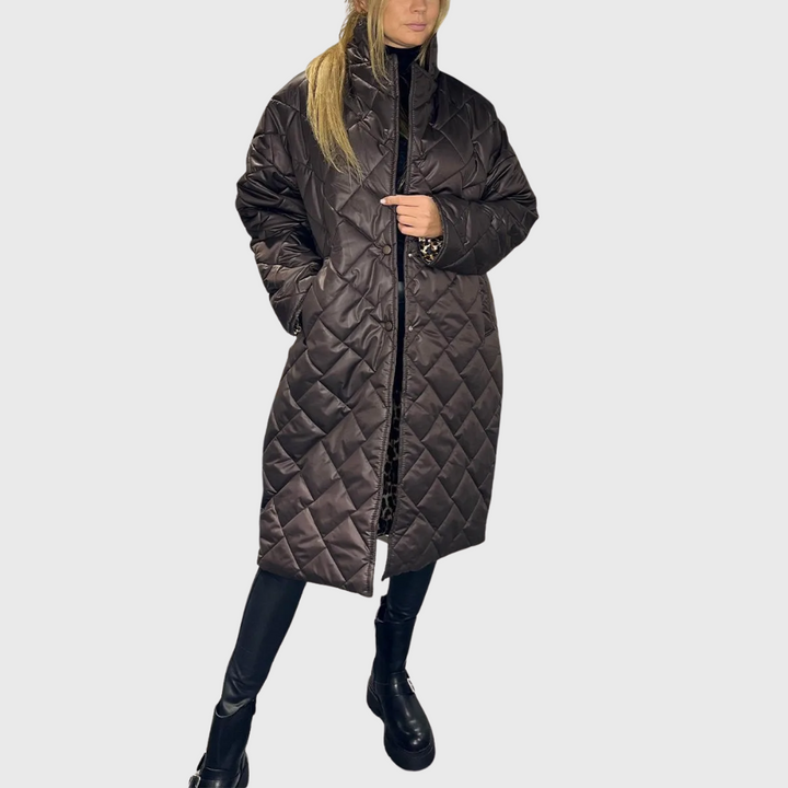 Look de outono/inverno com casaco feminino acolchoado reversível. Estilo moderno e confortável para o dia a dia.
