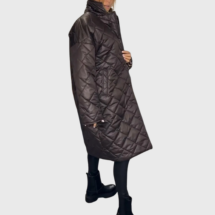 Casaco reversível feminino com estampa oncinha e lado liso. Moda acolchoada elegante para frio e versatilidade.