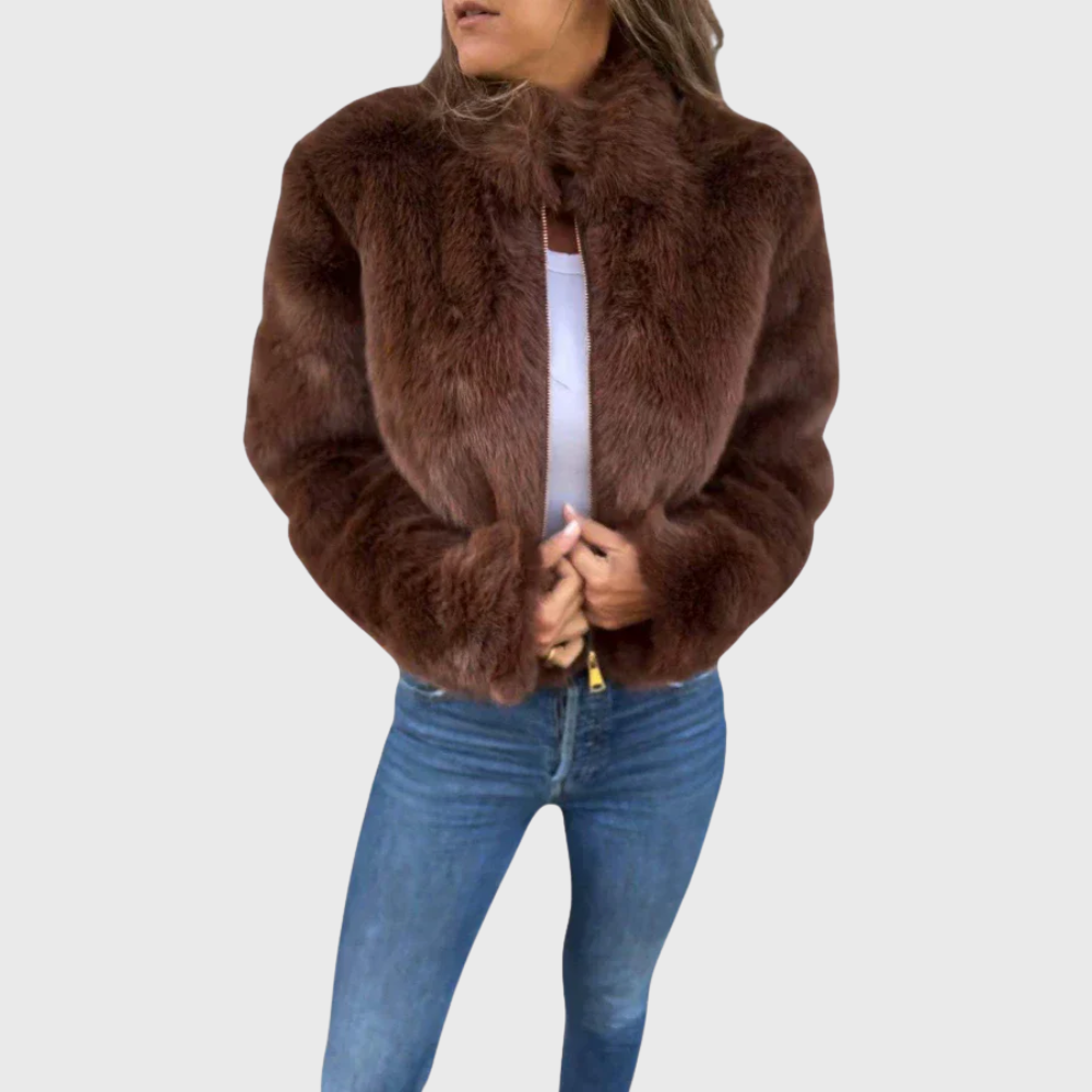 Jaqueta térmica feminina teddy fleece, bege. Macia e aconchegante para inverno. Roupa de frio elegante e confortável.