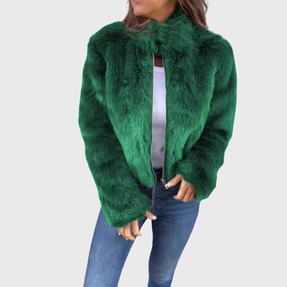 Jaqueta feminina teddy fleece quente. Conforto térmico e maciez para dias frios de inverno. Roupa aconchegante e versátil.