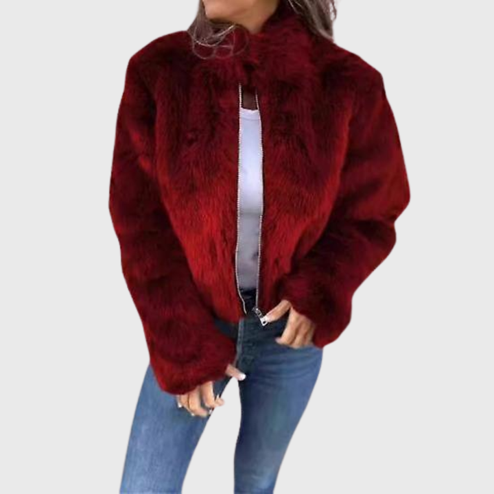 Detalhe jaqueta térmica feminina teddy fleece. Tecido macio e aconchegante, ideal para o frio do inverno. Conforto e elegância.