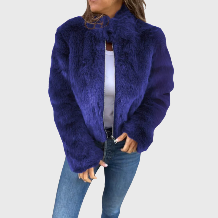 Jaqueta térmica feminina teddy fleece. Essencial para dias frios de inverno, oferece aconchego, estilo e proteção. Moda versátil.