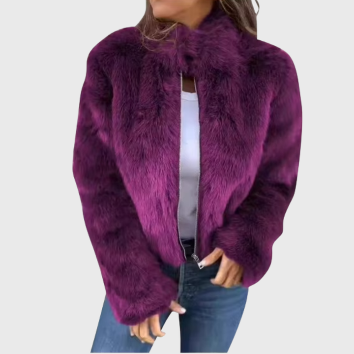 Mulher veste jaqueta feminina teddy fleece. Aconchego e elegância para inverno. Casaco térmico e macio, moda feminina versátil.