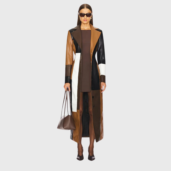Casaco feminino comprido de retalhos marrom. Ideal para outono/inverno, oferece estilo elegante e sofisticado.