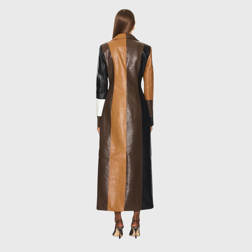 Casaco feminino comprido de retalhos em tons de marrom. Peça versátil e elegante para um visual de outono inverno.