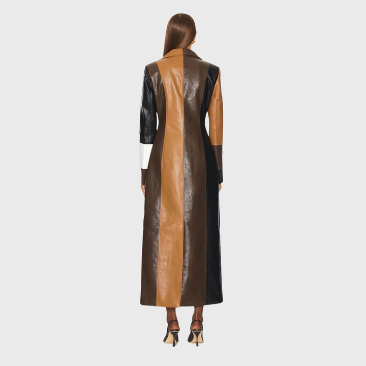 Casaco feminino comprido de retalhos em tons de marrom. Peça versátil e elegante para um visual de outono inverno.