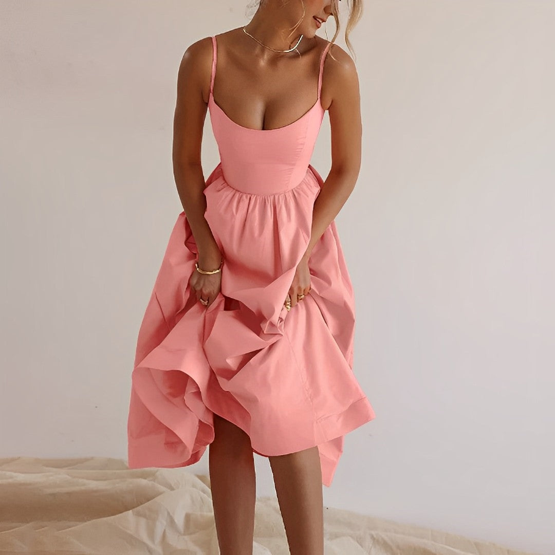 Vestido feminino franzido, alças finas. Modelo midi elegante e confortável para looks de verão e dia a dia.