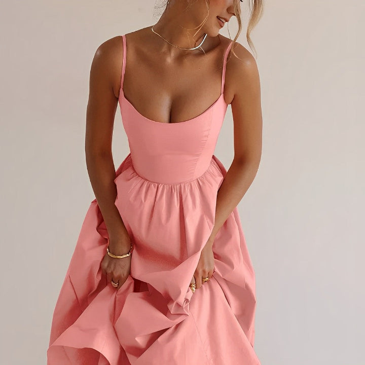 Vestido de verão feminino com alças finas e caimento franzido. Moda casual e elegante para dias quentes.
