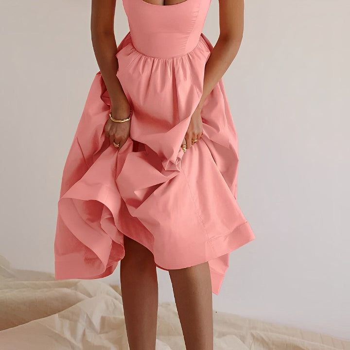 Moda feminina: Vestido midi com alças finas e franzidos. Estilo elegante e confortável para o verão.