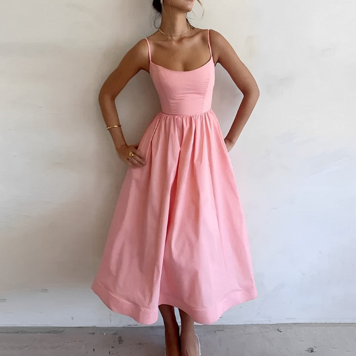 Vestido feminino midi elegante com alças finas e detalhes franzidos. Perfeito para verão e moda casual.