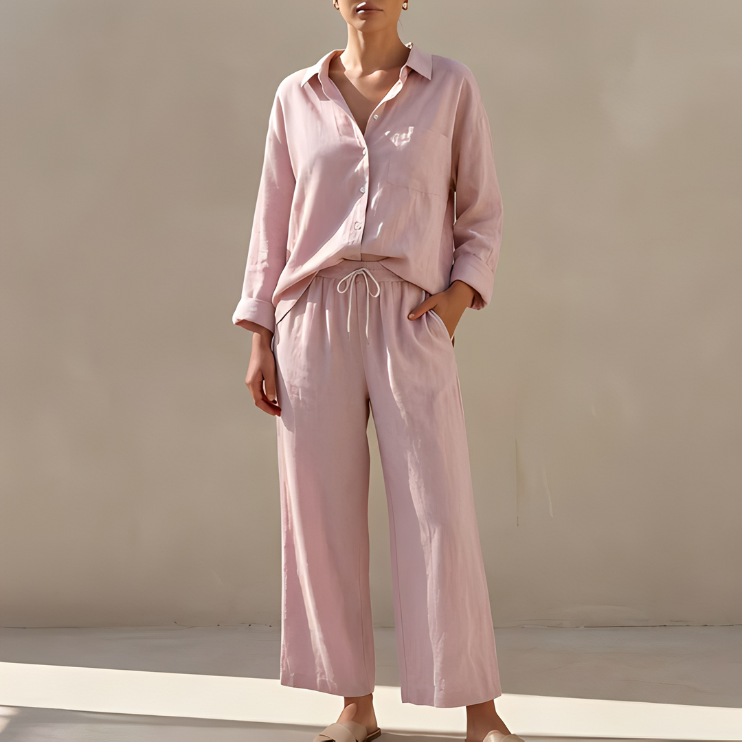 Look completo: camisa feminina abotoada e calça larga. Roupa casual confortável, perfeita para viagens.