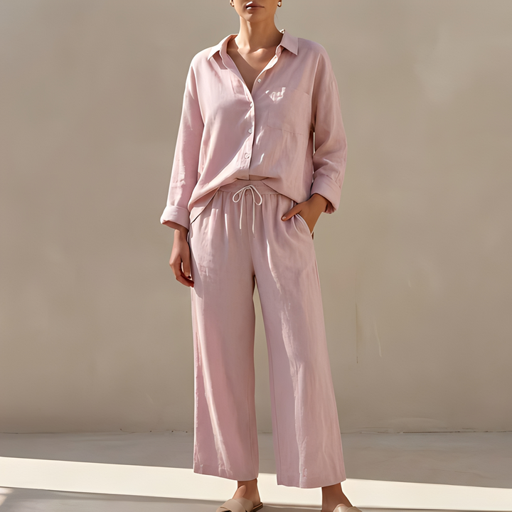 Look completo: camisa feminina abotoada e calça larga. Roupa casual confortável, perfeita para viagens.