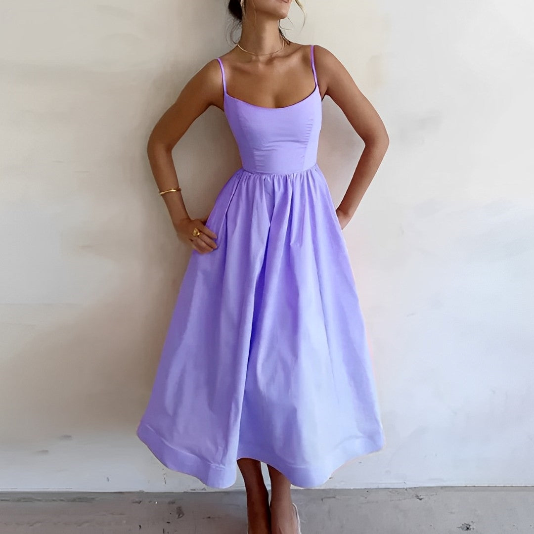 Vestido feminino comfy com franzidos e alças finas. Ideal para looks de verão casuais e confortáveis.
