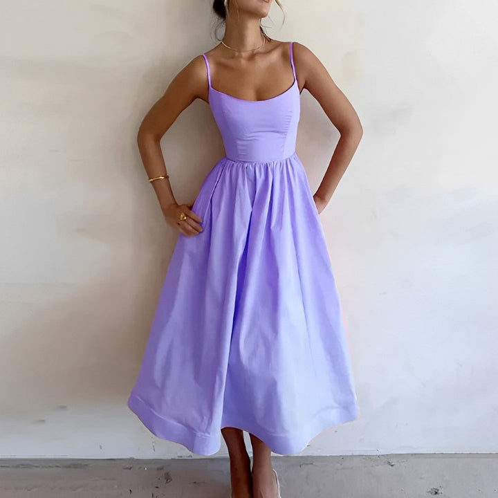 Vestido feminino comfy com franzidos e alças finas. Ideal para looks de verão casuais e confortáveis.