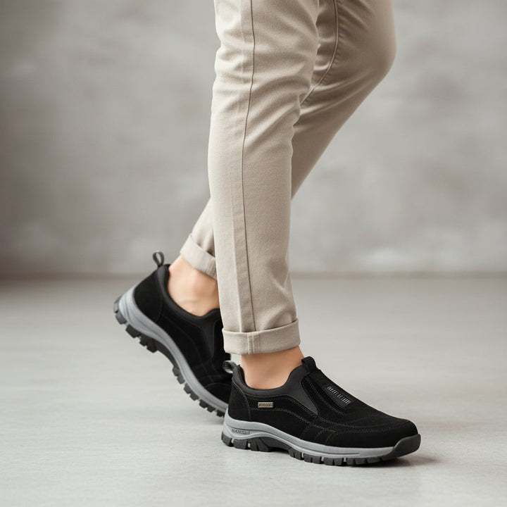 Sola robusta de sapatos masculinos de caminhada, garantindo aderência e estabilidade em terrenos de trilhas.