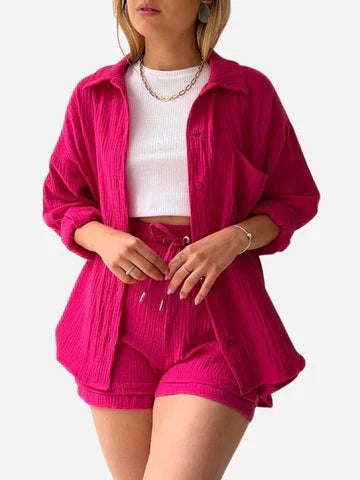Roupa feminina casual de verão em cor caqui. Top e shorts que oferecem máximo conforto e estilo.
