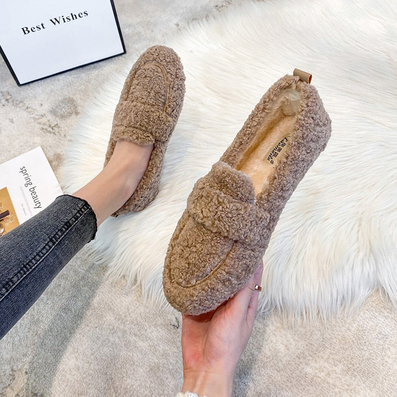 Calçado feminino de casa com estilo: pantufas macias para relaxamento e conforto diário.