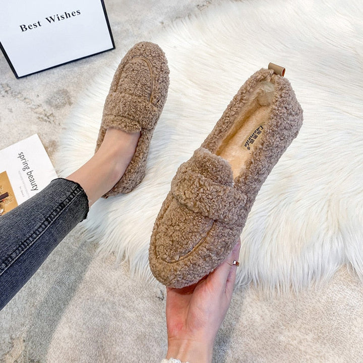 Calçado feminino de casa com estilo: pantufas macias para relaxamento e conforto diário.