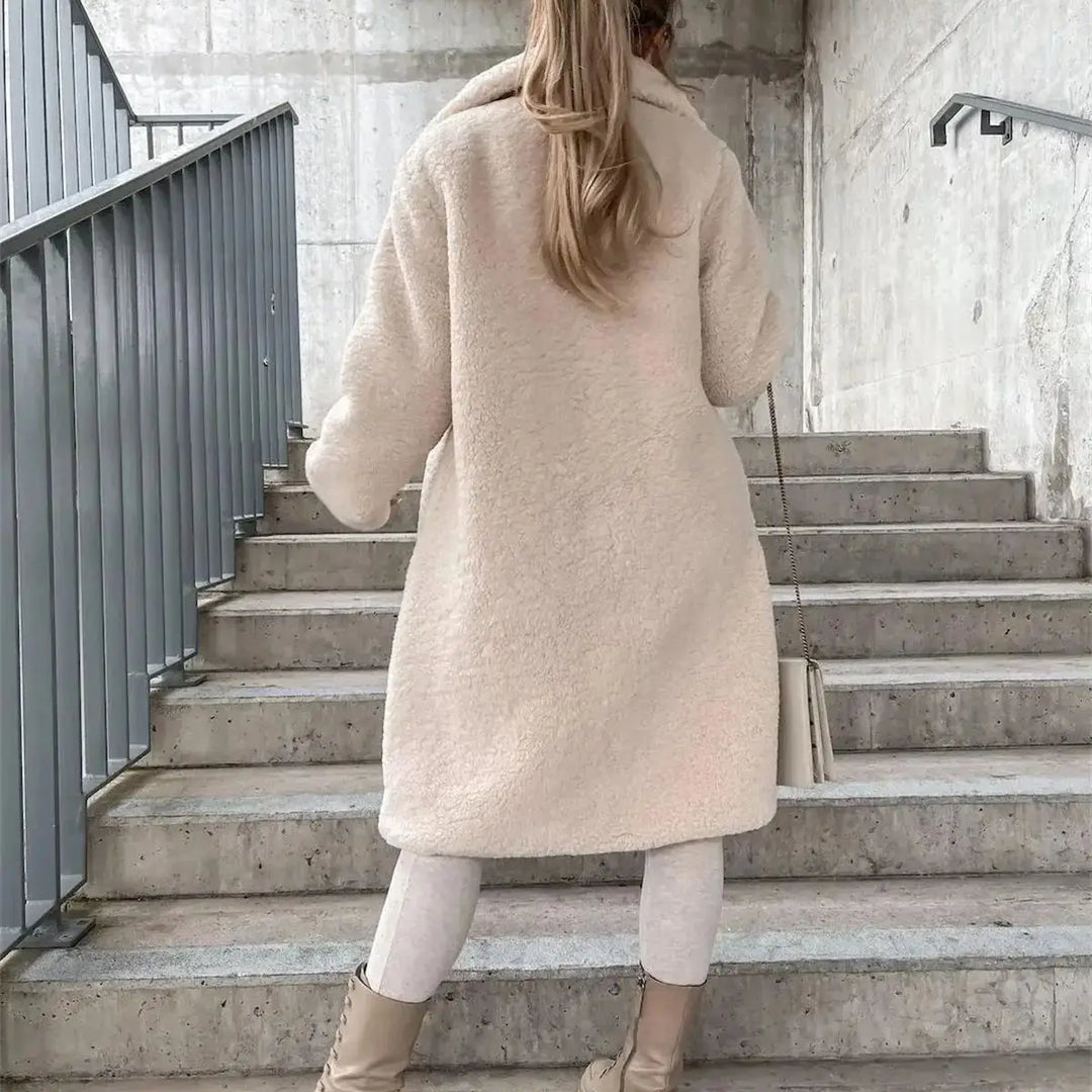 Casaco feminino teddy, agasalho quente e macio para inverno com estilo.