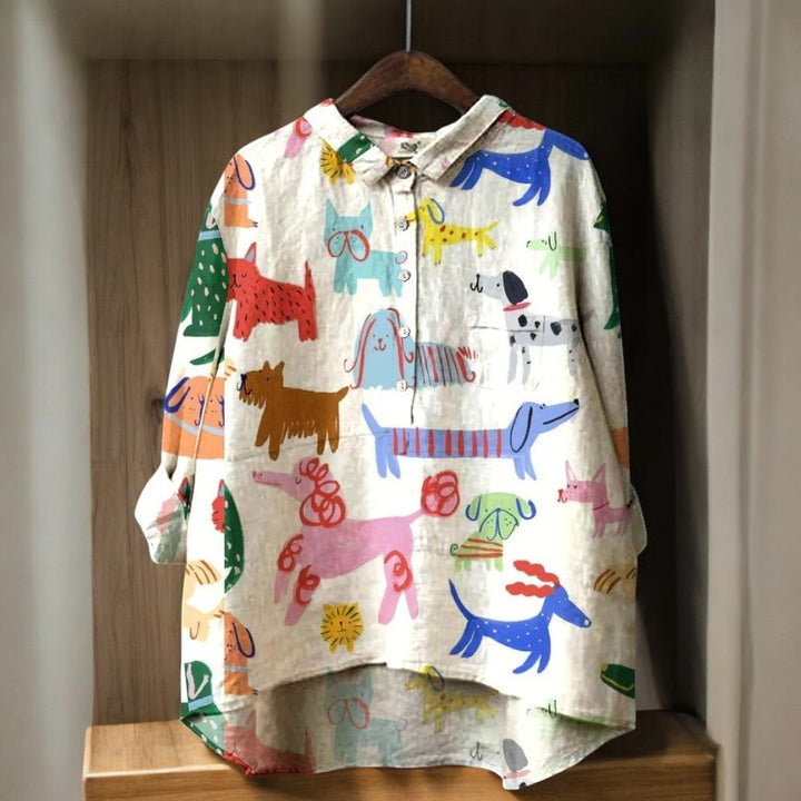 Camisa feminina elegante com estampa de cachorros multicoloridos. Roupa feminina de verão com estilo único e casual.