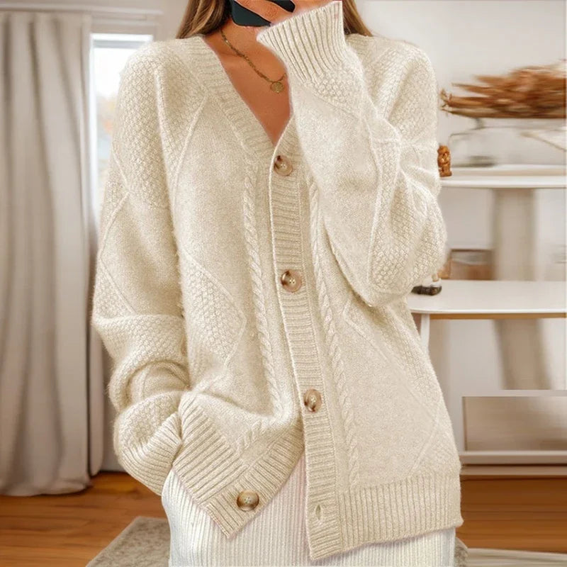 Cardigan feminino cinza, estiloso e ideal para o dia a dia. Uma roupa versátil para a moda outono/inverno.