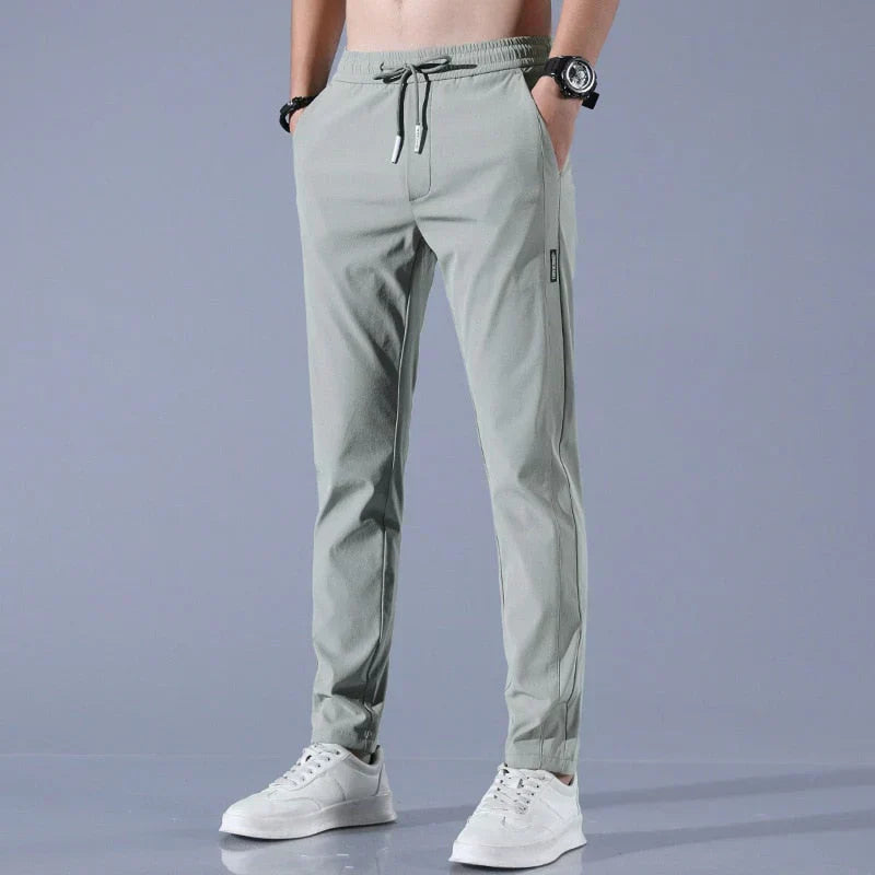Roupa de aventura masculina: calça Adventure Pro elástica, leve, ideal para verão e viagem.