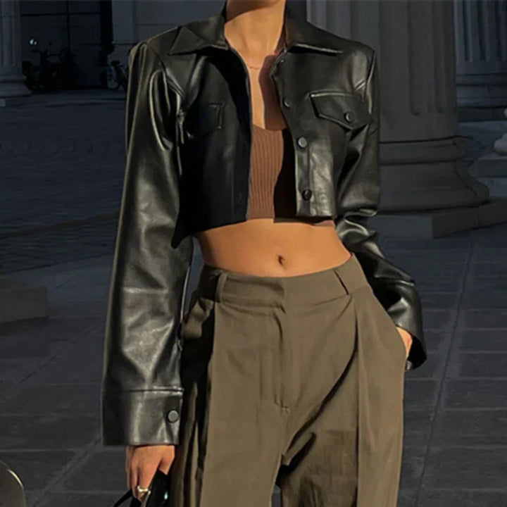 Jaqueta feminina preta estilosa com design moderno. Um casaco elegante para vestuário de outono/inverno, moda atemporal.