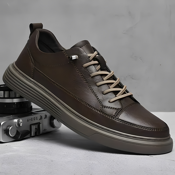 Tênis masculinos baixos, design moderno com atacadores, cor clássica. Sapatos casuais para moda masculina versátil.