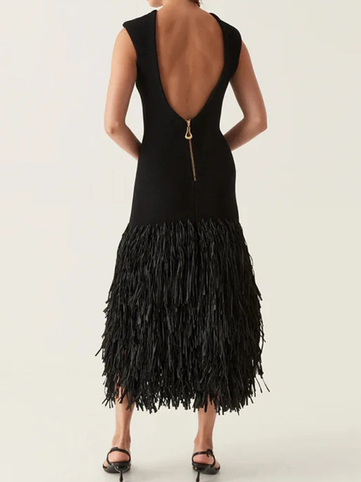 Vestido preto longo feminino com franjas elegantes, estilo festa, moda e glamour para noite.